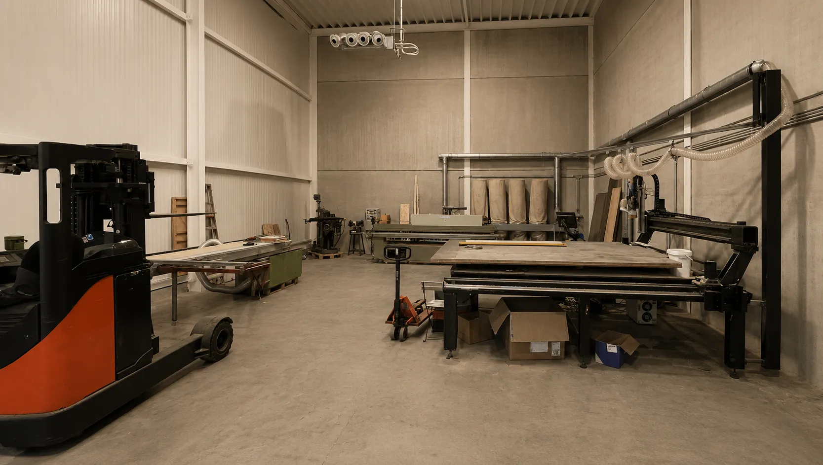 Overzicht van het machinepark in het atelier van Gila Interieur