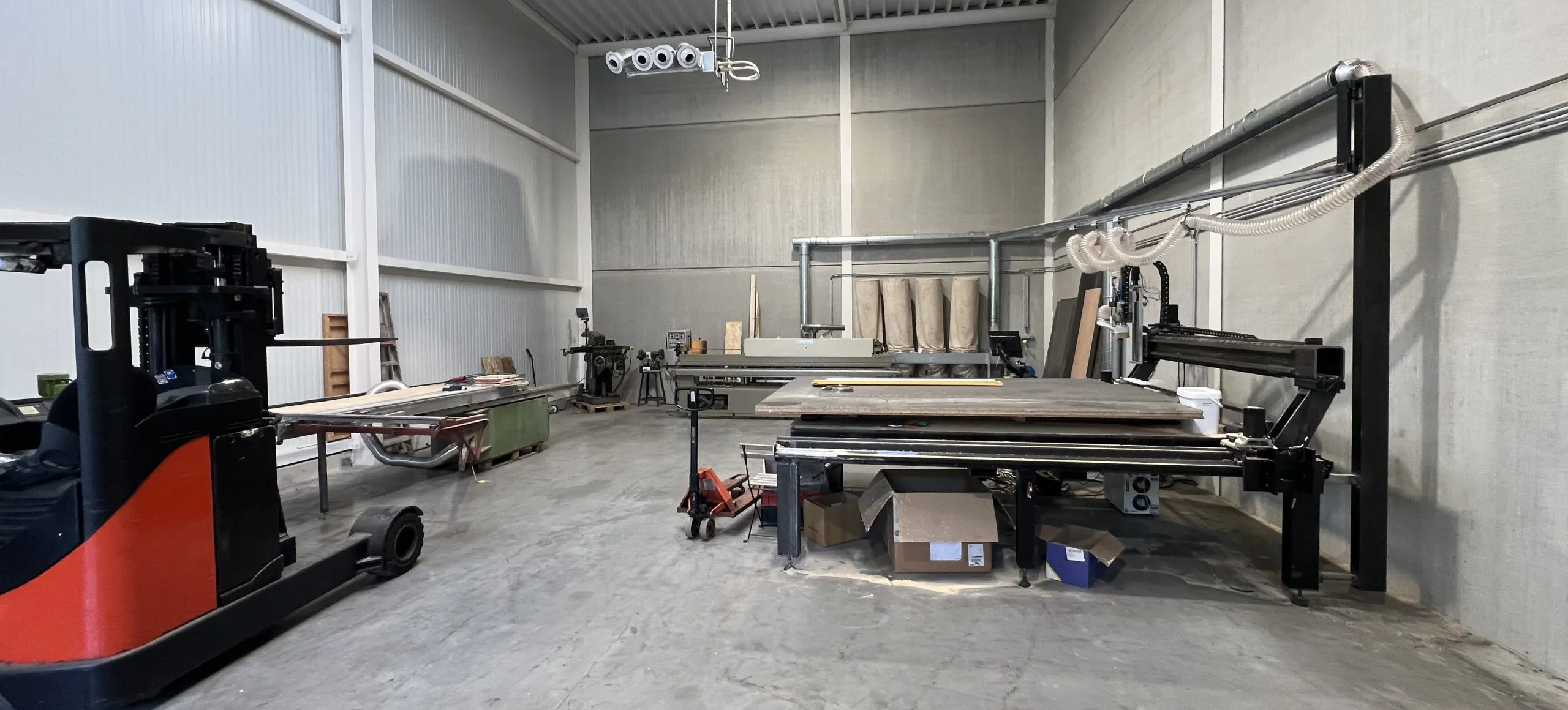 Panoramisch zicht op de werkvloer van het atelier van Gila Interieur