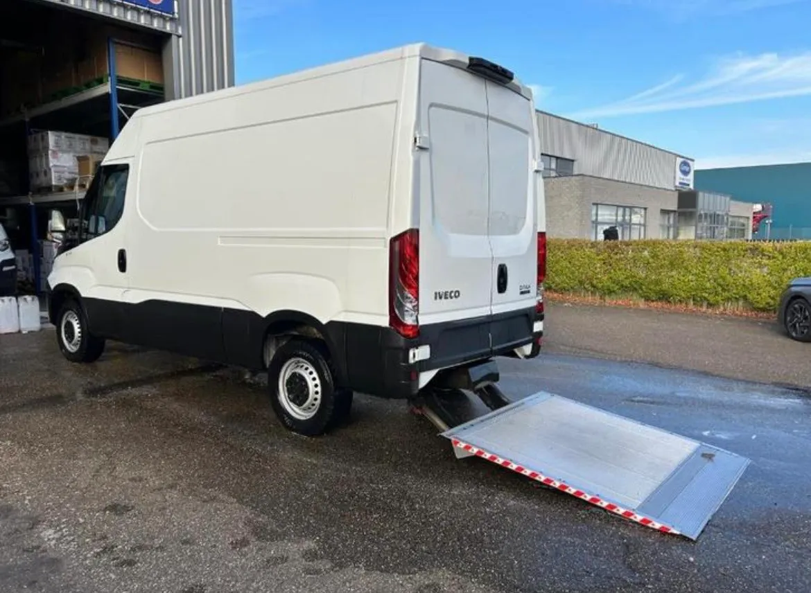 De bestelwagen van Gila Interieur met uitgeklapte laadklep, klaar voor plaatsing