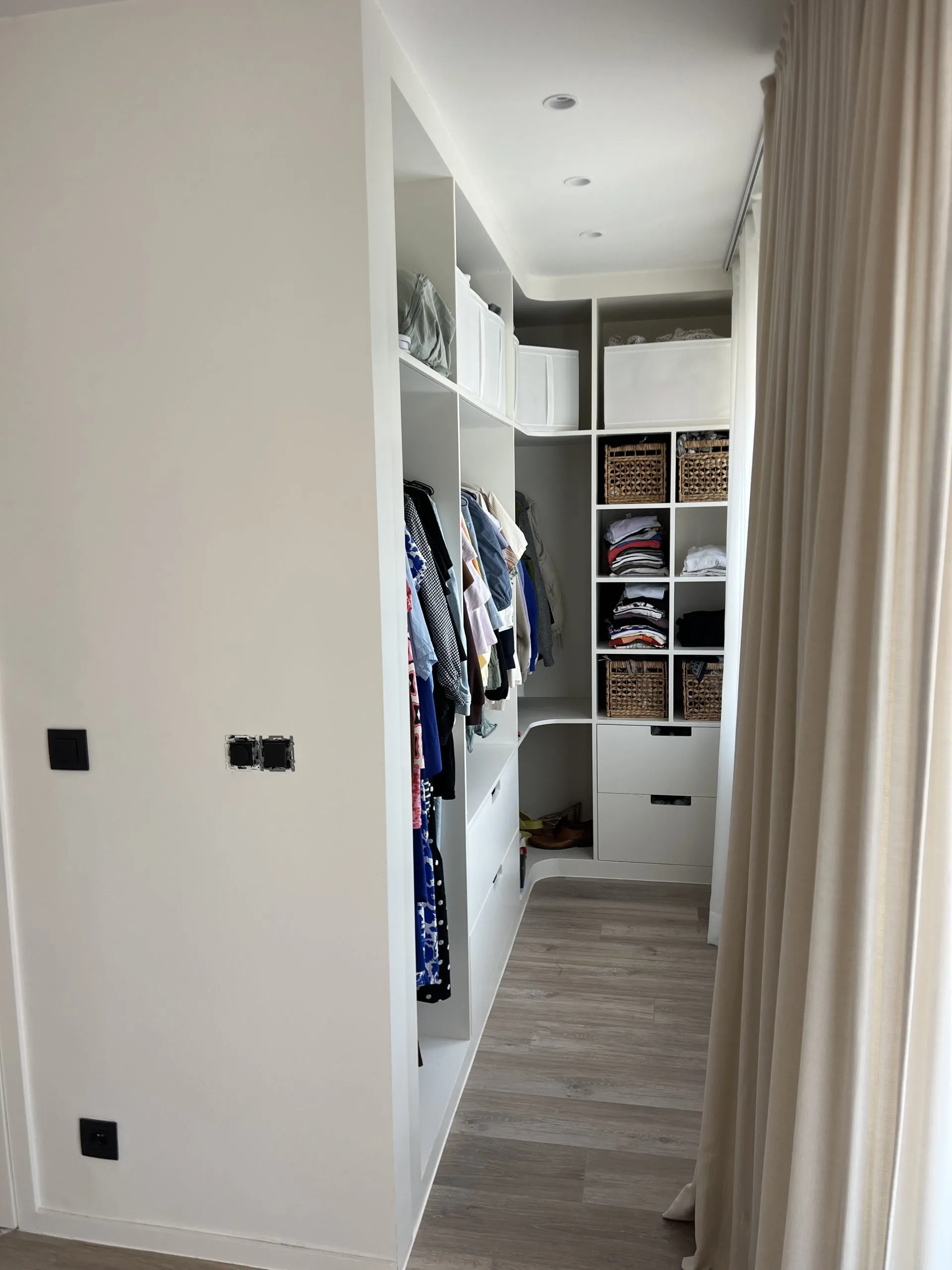 Geplaatste dressing op maat met open legvakken, hangruimte en rieten manden onderaan