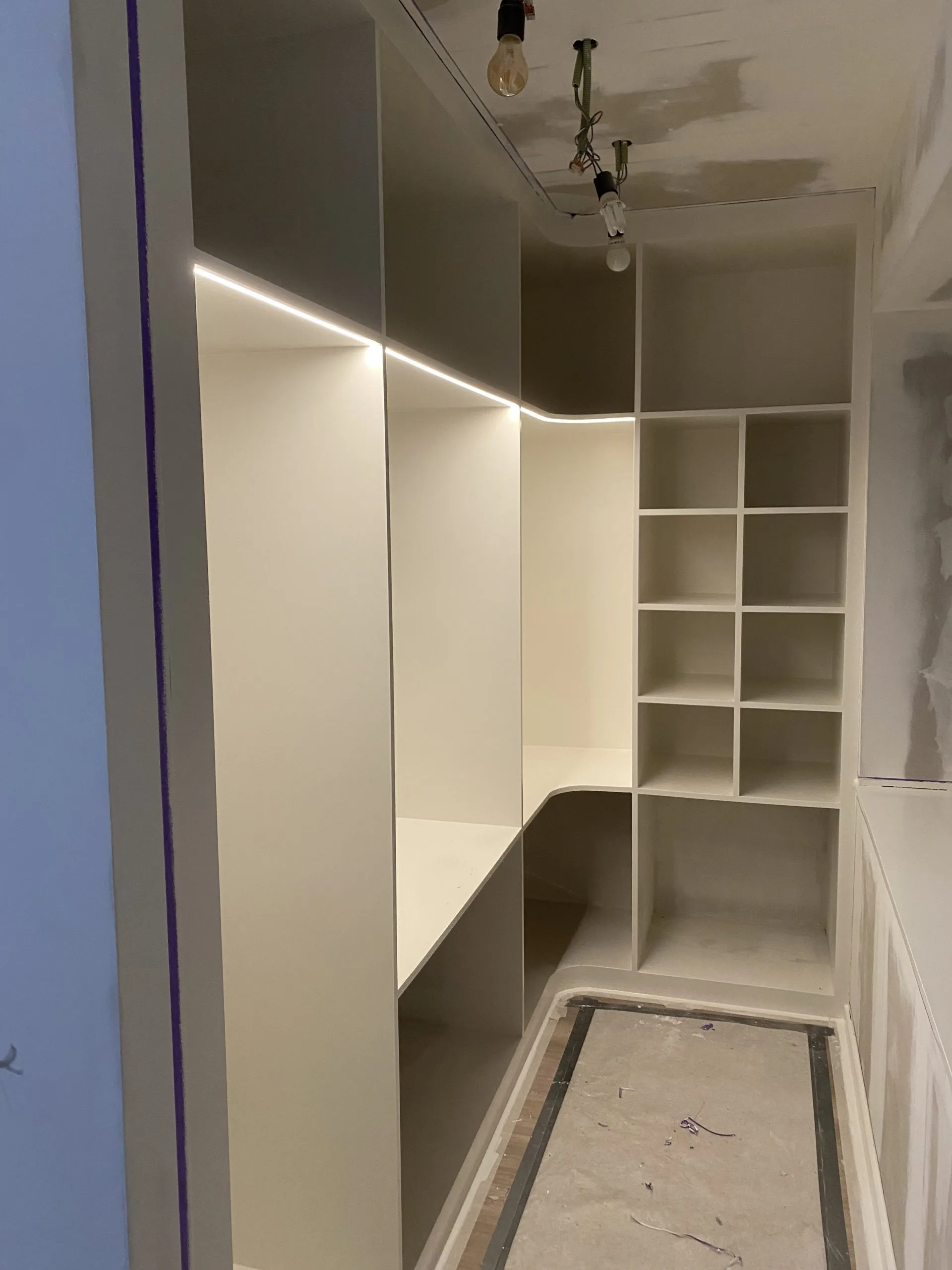 Dezelfde dressing tijdens de plaatsing, met de kastenromp al gesteld en de fronten nog los