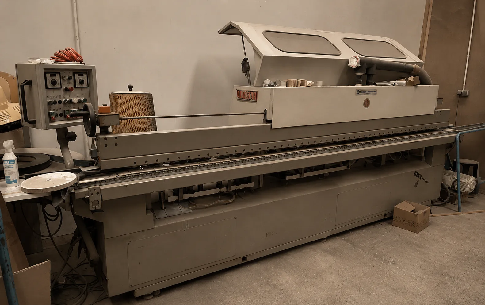 De kantenaanlijmmachine in het atelier van Gila Interieur, waarmee de snijkanten van plaatmateriaal worden afgewerkt